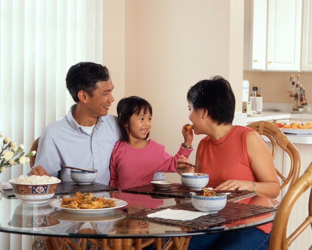 Famiglia che prepara pasti nutrienti insieme