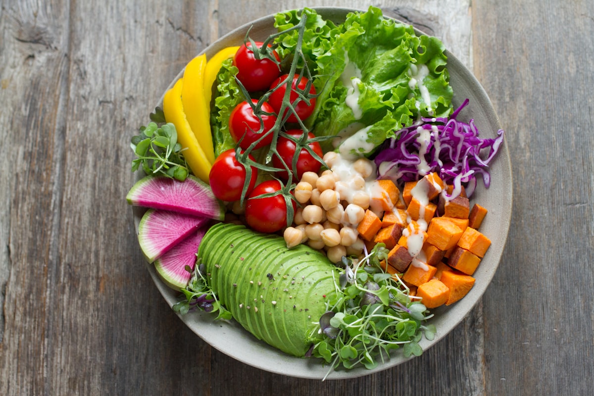 Zuppa di verdure biologiche in una ciotola