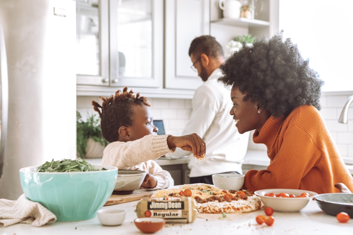 Tavolo con vari piatti per una cena in famiglia